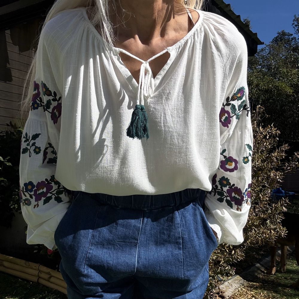 blouse bohème brodée sur les manches broderie mauve