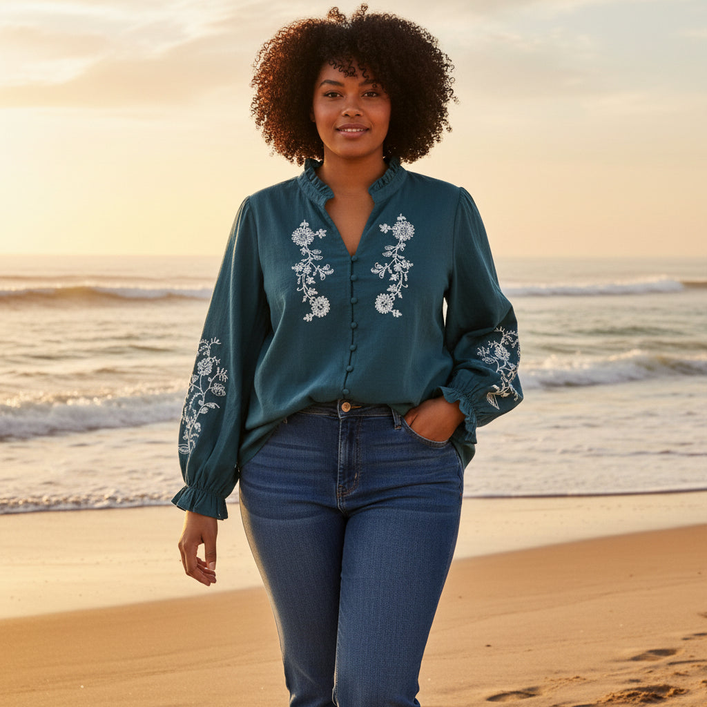 blouse bohème en coton bleu marie et broderie blanche