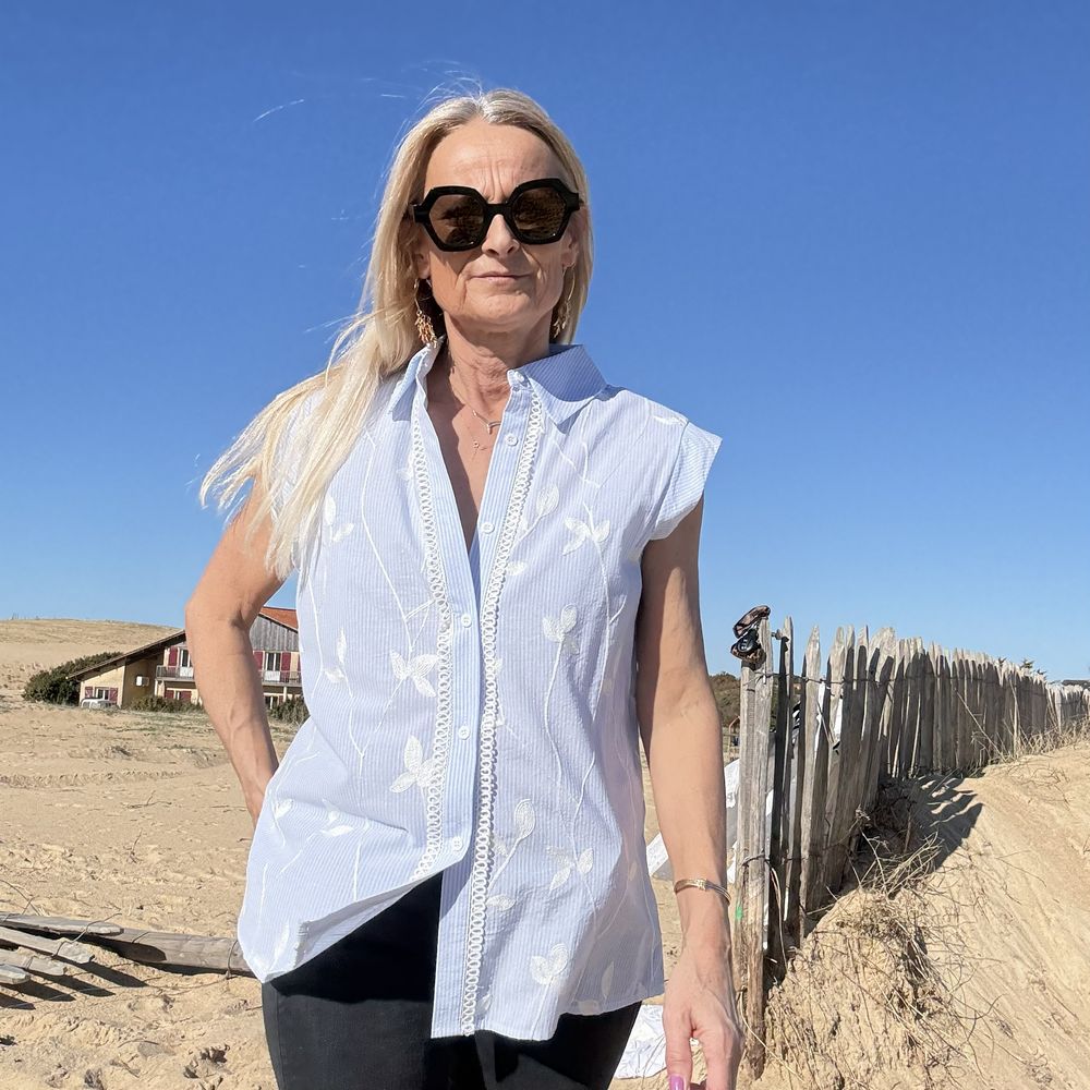 blouse été sans manche en coton rayure bleu ciel et blanc et fine broderie blanche bohème