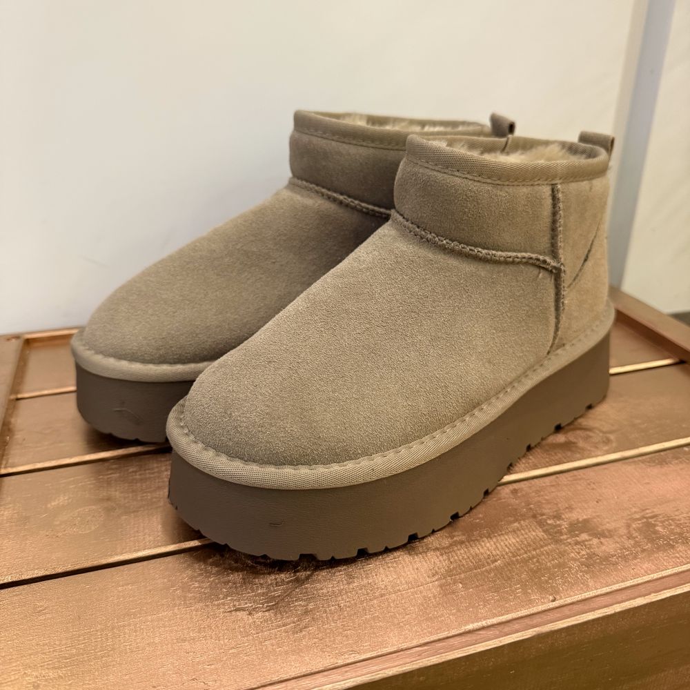 bottine boots basse en cuir et nubuck taupe avec fourrure et semelle compensée