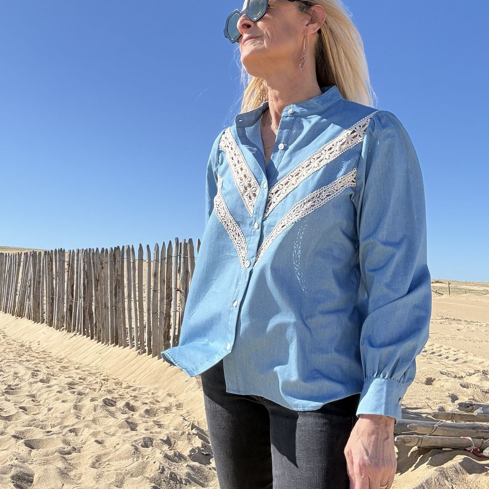 chemise en coton bleu ciel et broderie blanche bohème casual