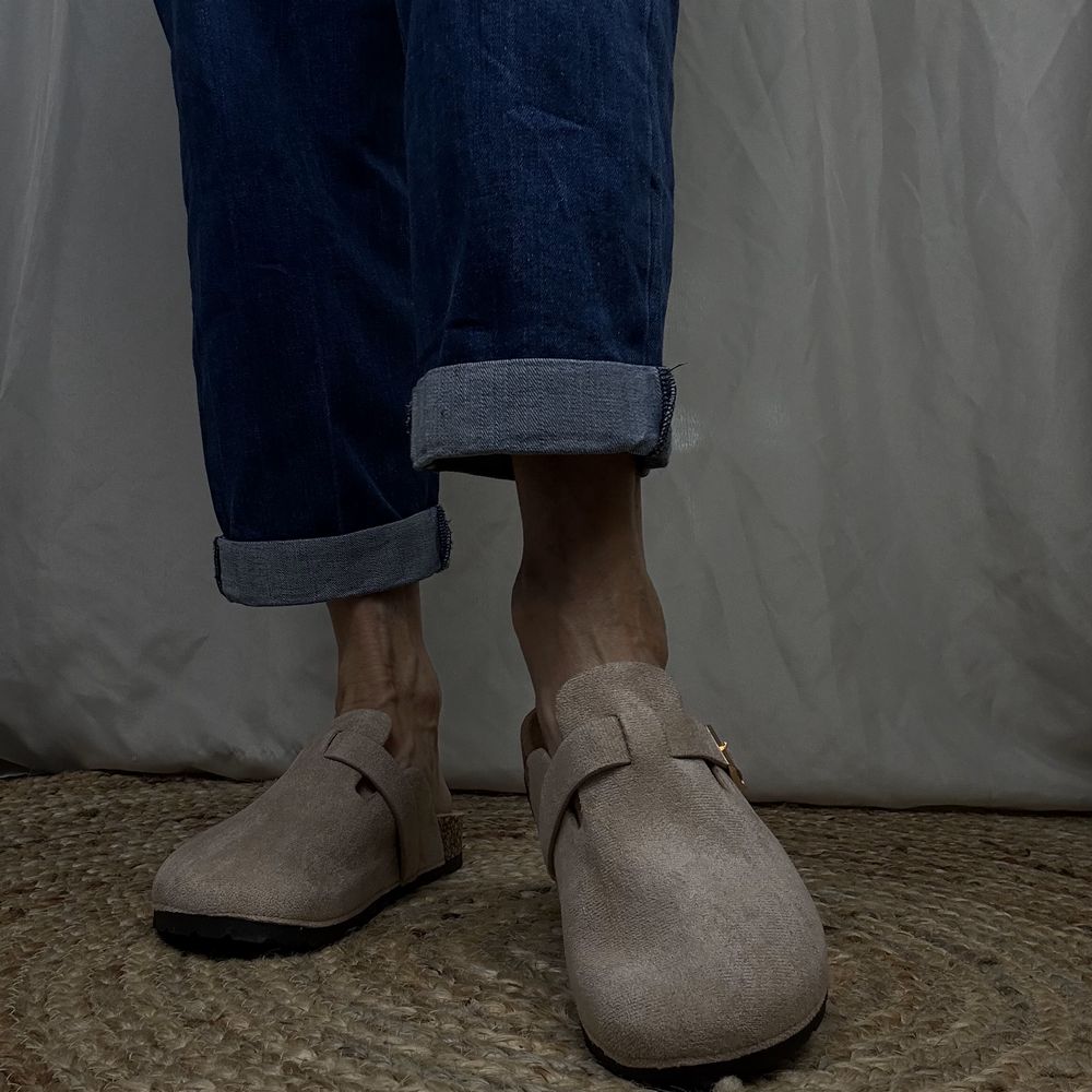 mule sabot en suédine beige boucle dorée