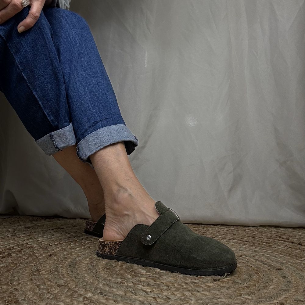 mule sabot birken en suédine kaki boucle dorée