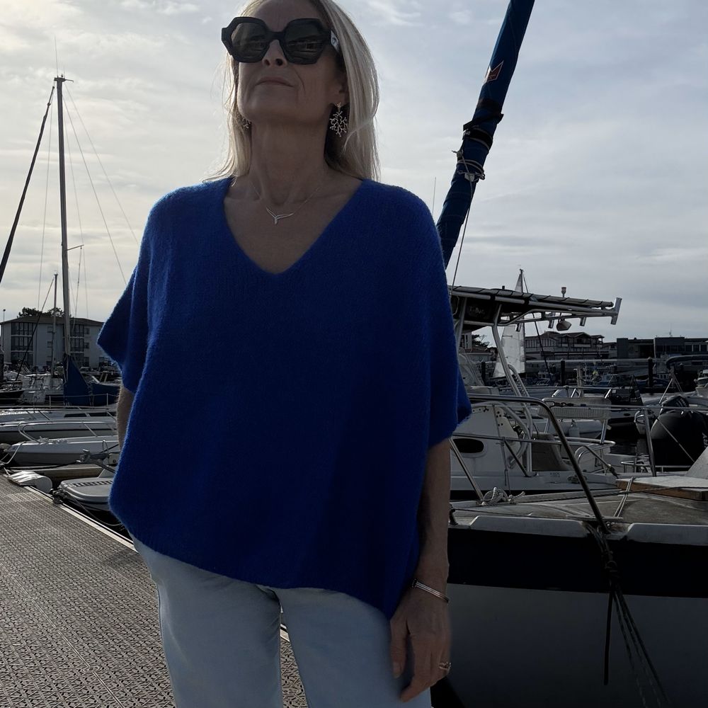 pull sans manche col v bleu
