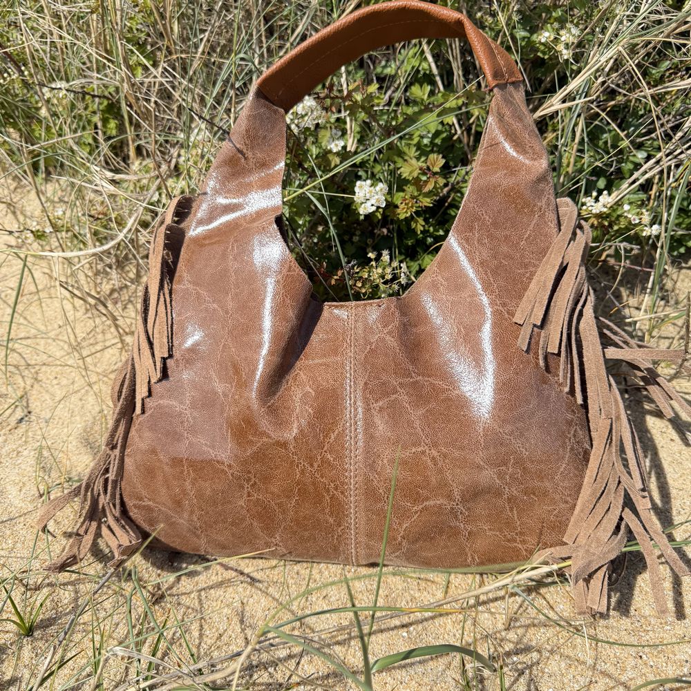 sac a main forme fourre tout en cuir camel brillant