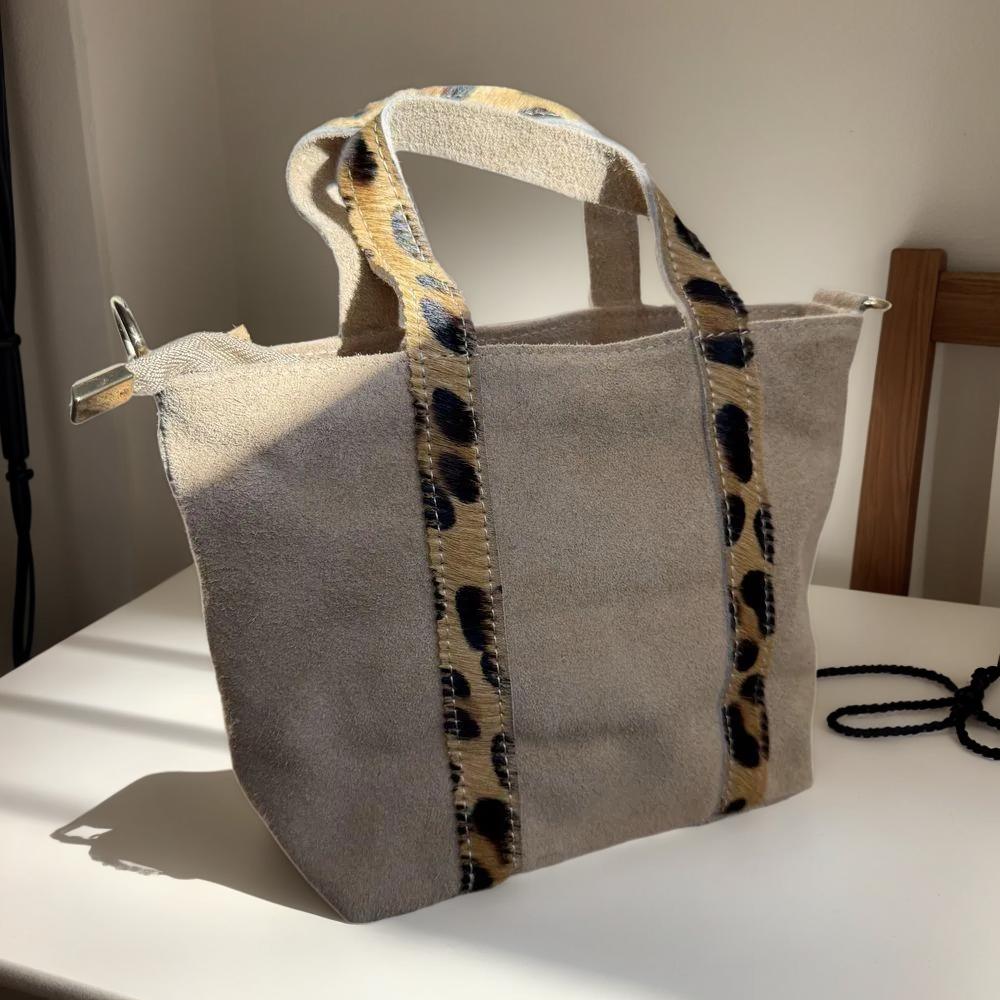 sac en cuir beige avec poignée léopard peut se porter également en bandouliere