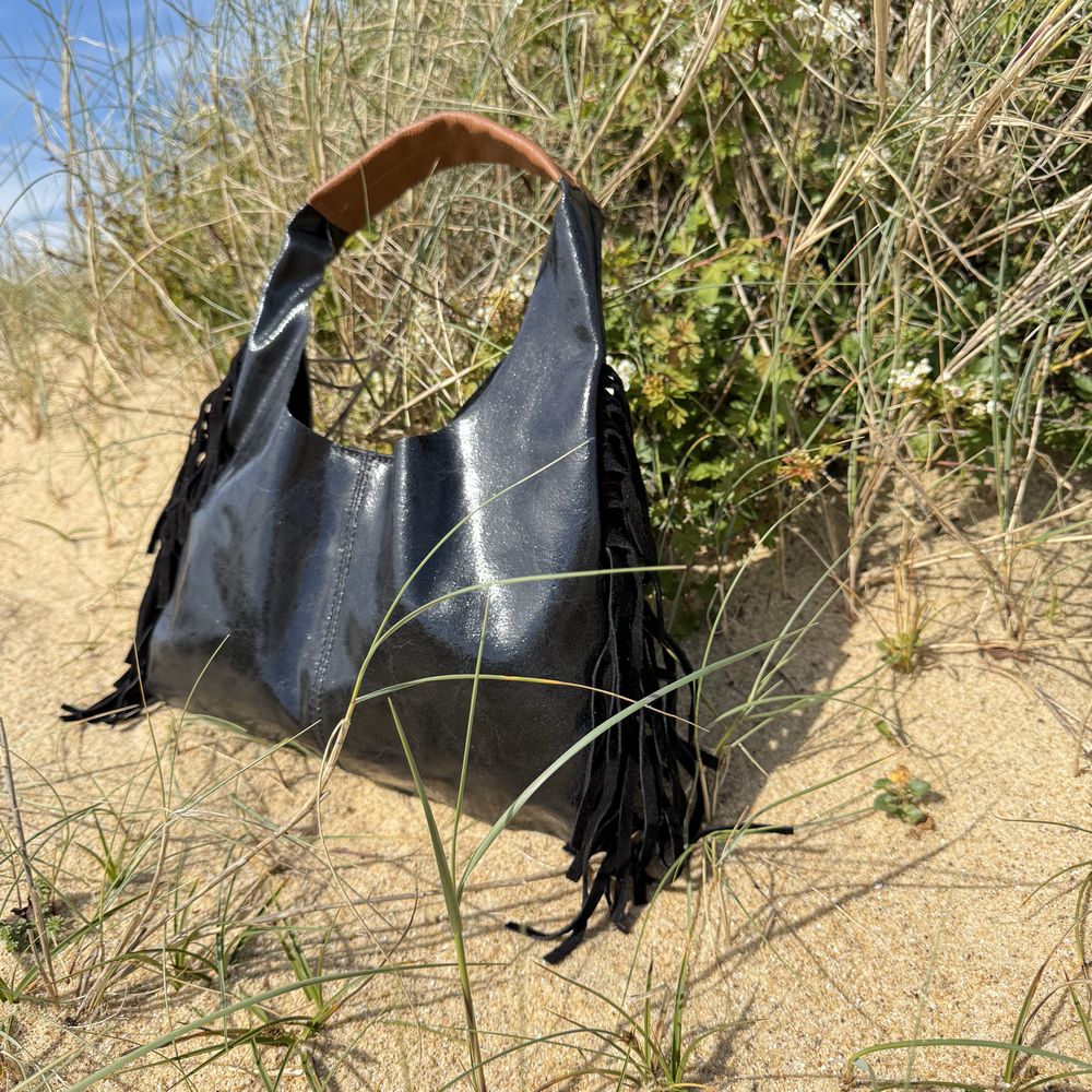 sac a main en cuir brillant noir avec frange