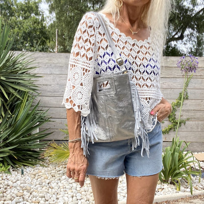 sac bandoulière a frange cuir métallisé argenté