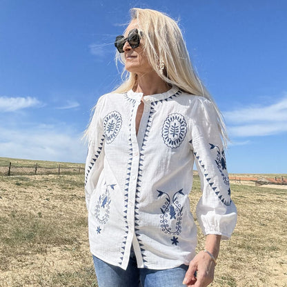 chemise femme bohème et romantique en coton blanc et broderie bleu