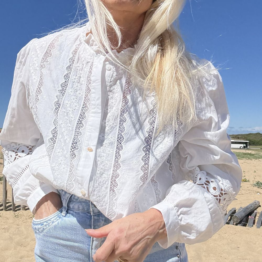 blouse blanche en coton entièrement brodée