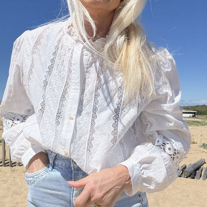 blouse blanche en coton entièrement brodée