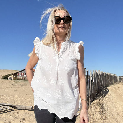 blouse sans manche blanche en coton et fine broderie bohème et romantique