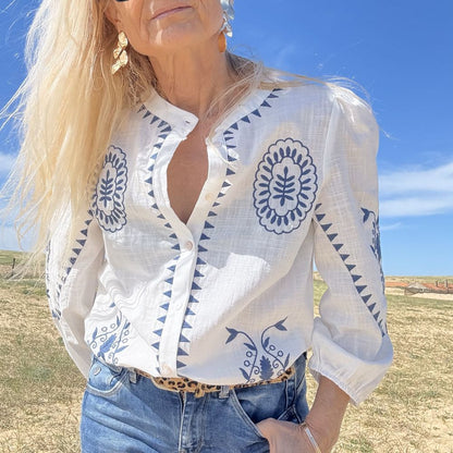 blouse chemise femme en coton blanc et broderie bleu bohème