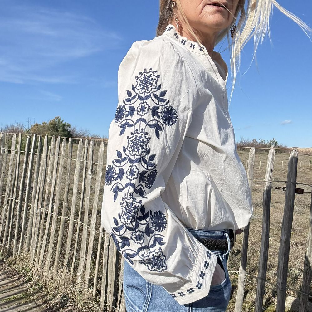 blouse bohème en coton blanc et fine broderie bleu