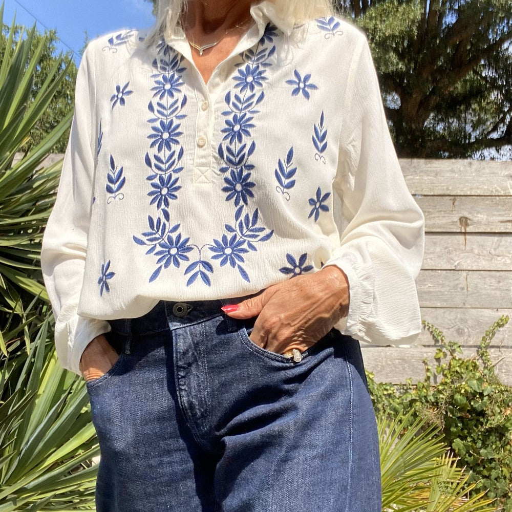 détail broderie bleue sur blouse blanche
blouse bohème blanche manches longues