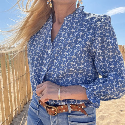 blouse bohème casual chic en coton bleu et broderie blanche