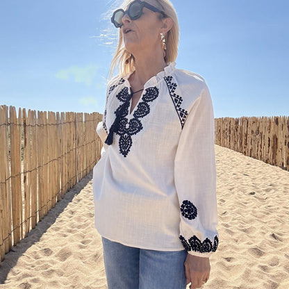 blouse bohème chic en coton et broderie bleu marine