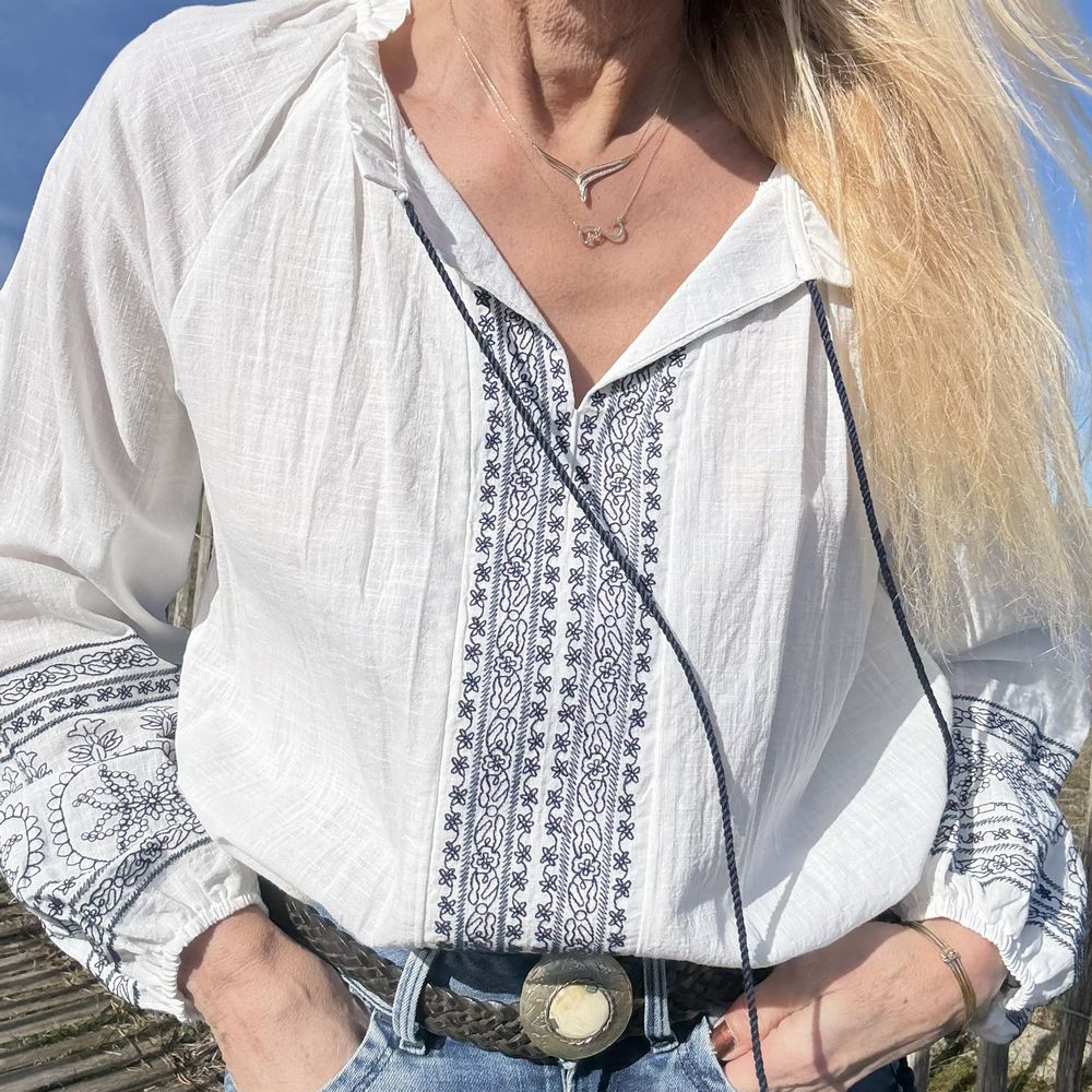 blouse en coton blanc fine broderie bleu