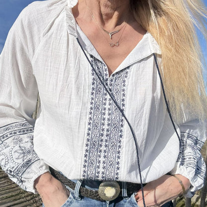blouse en coton blanc fine broderie bleu