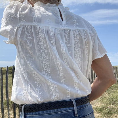blouse blanche en coton finement brodée petites manches