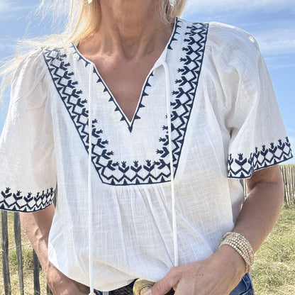 blouse casual bohème petit manche en coton blanc et fine broderie bleu 