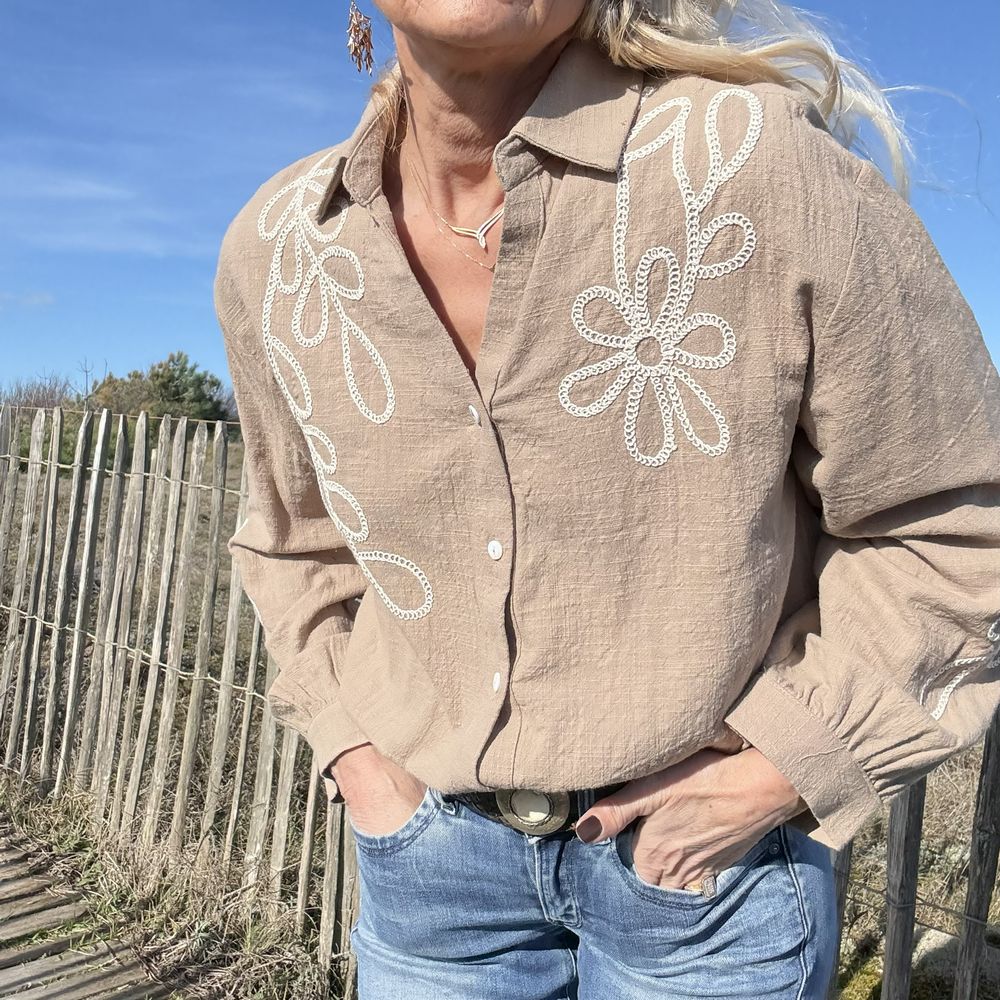 chemise bohème en coton taupe et broderie blanche