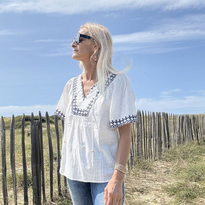 blouse bohème en coton blanc fine broderie bleu
