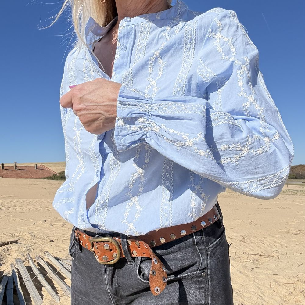blouse chemise en coton bleu ciel et broderie blanche