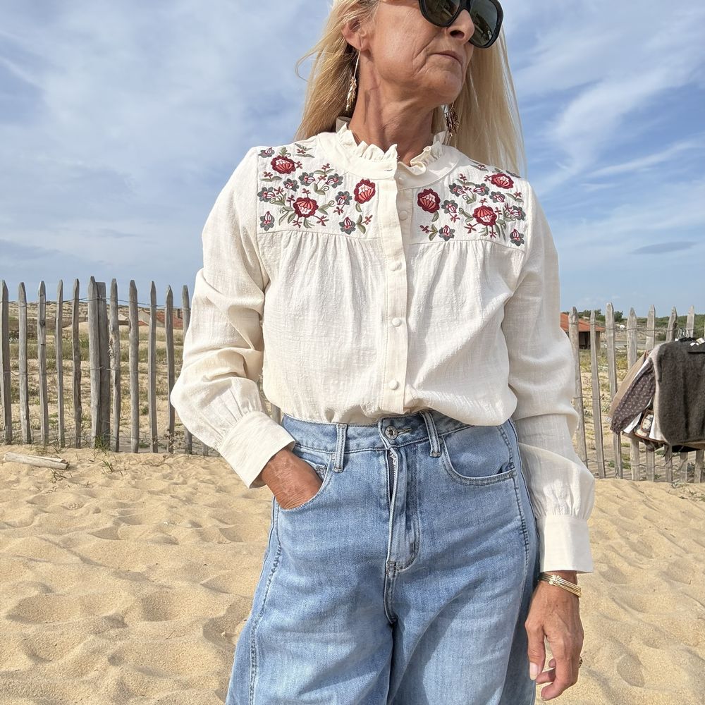 Blouse en coton beige à broderies florales, vue de face