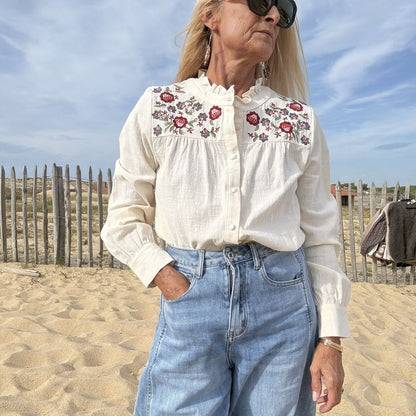 Blouse en coton beige à broderies florales, vue de face