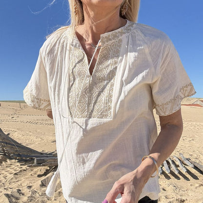 blouse petite manche d'été en coton écru et broderie dorée