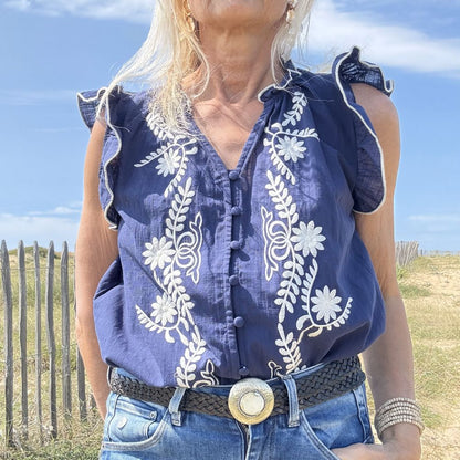 blouse chemisier sans manche bleu en coton et broderie bohème blanche
