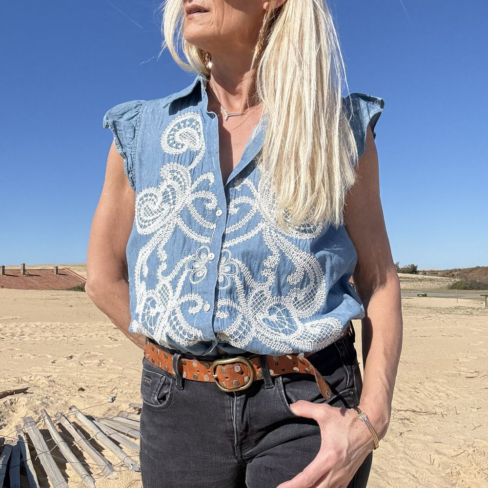 blouse sans manche en coton denim et fine broderie blanche