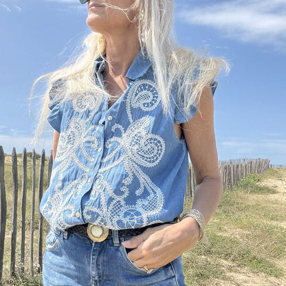 blouse chemisier sans manche en coton chambray et broderie blanche