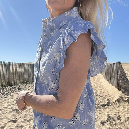chemise été sans manche en coton bleu ciel et broderie blanche bohème