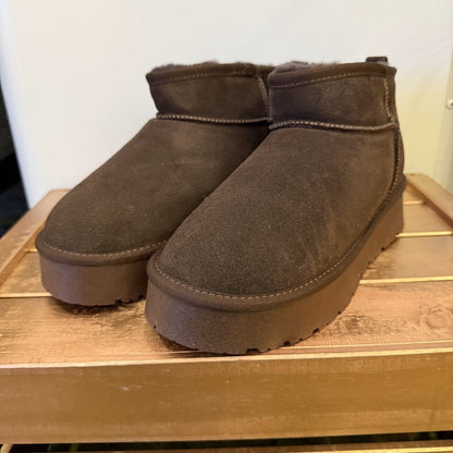 bottine basse en cuir daim et fourrure semelle compensée marron