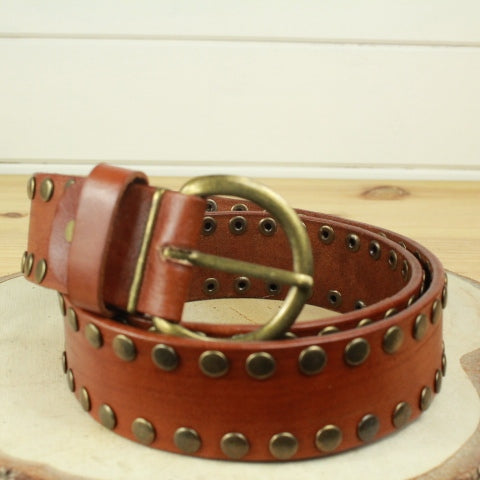 Ceinture en cuir cloutée pour jean – Audace et style affirmé