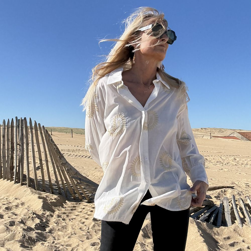 chemise blanche en coton et fine broderie dorée