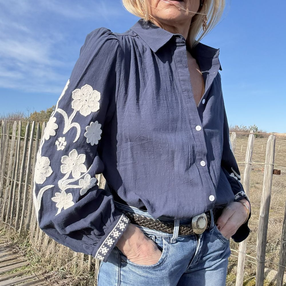 Blouse bohème en coton bleu – Fine broderie blanche - Lisa