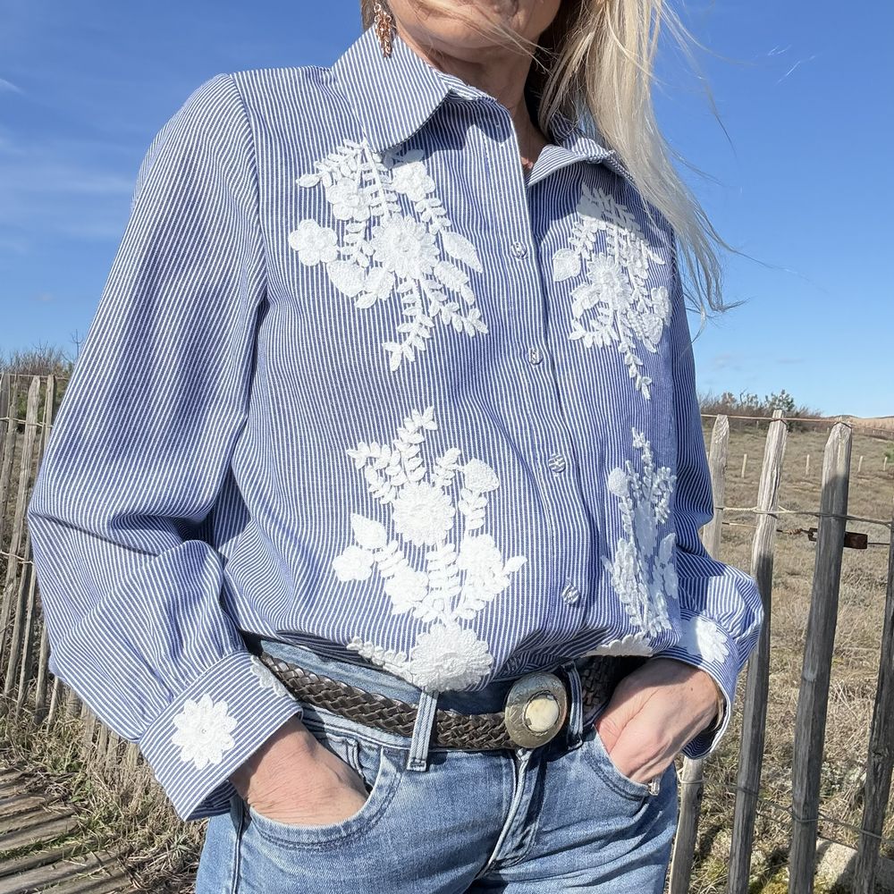 chemise coton rayure blanc et bleu broderie