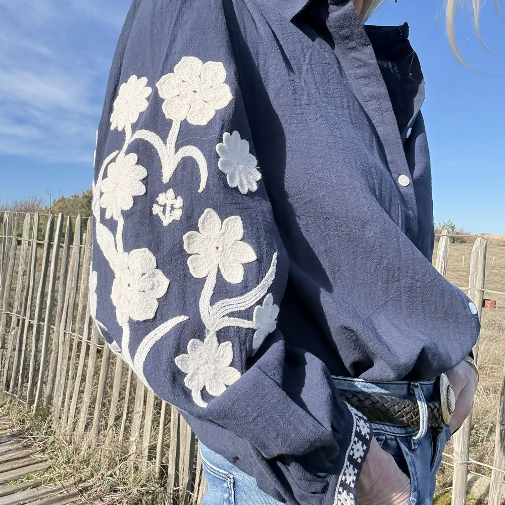 Blouse bohème en coton bleu – Fine broderie blanche - Lisa