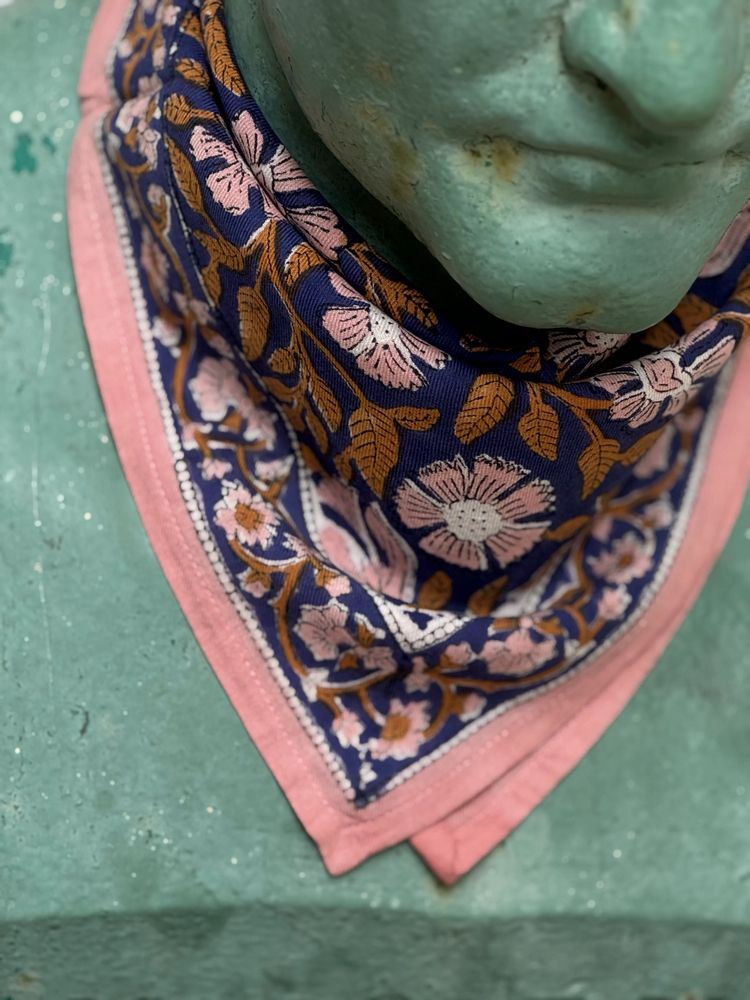 petit foulard carré en coton doux et léger imprimé a la main en inde
