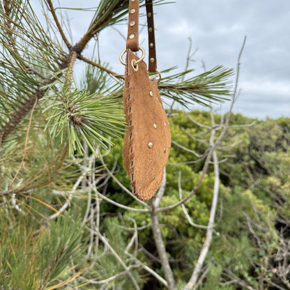 petit sac en cuir daim style pochette avec clous dorés