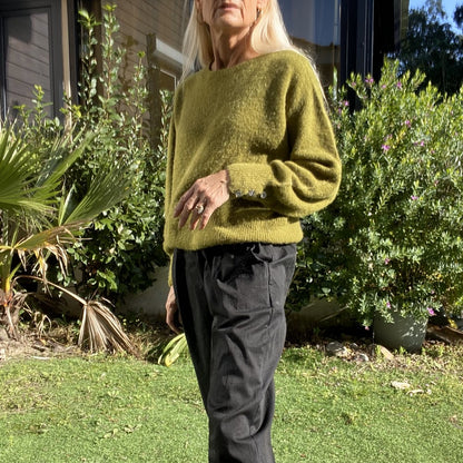 pull col rond vert olive en alpaga avec boutons argenté brillant aux manches