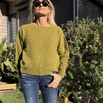 pull col rond manche longue avec bouton brillant