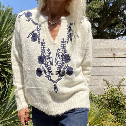 pull col v en laine blanc et fine broderie bleu marine