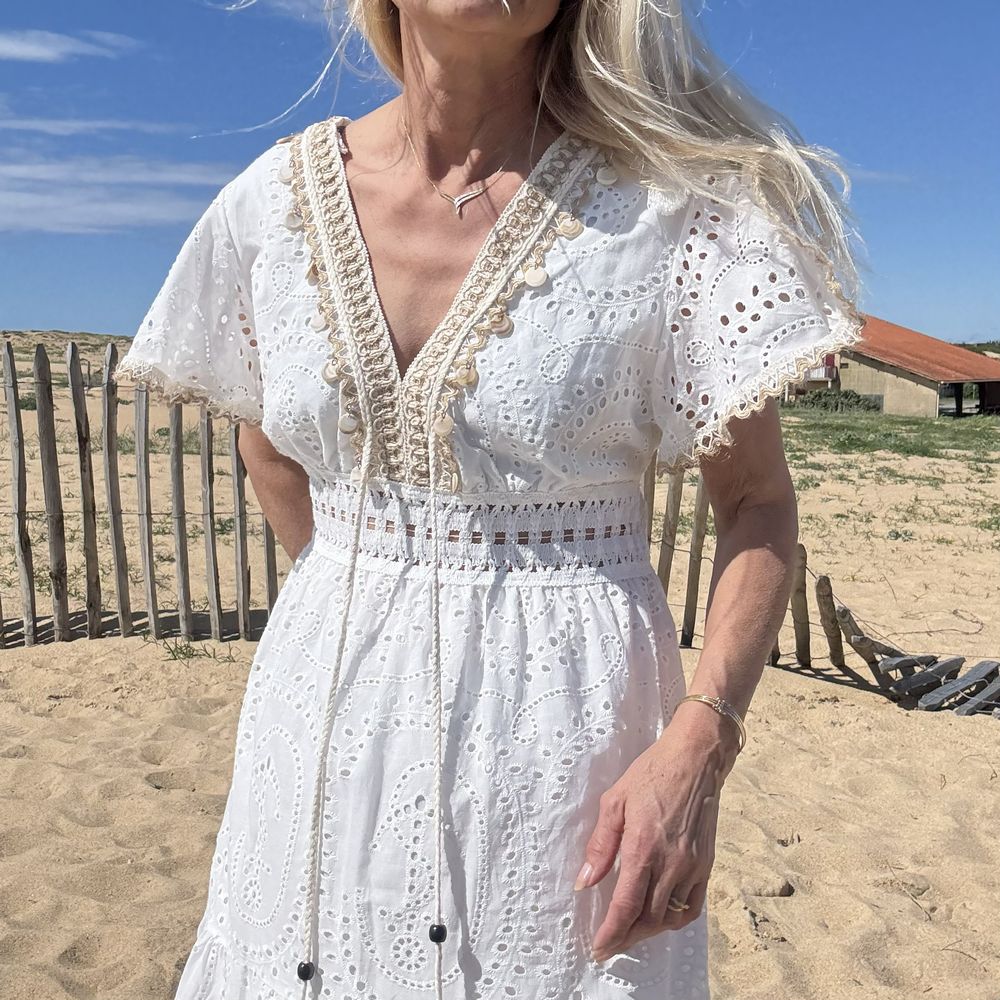 robe longue en coton blanche et broderie petite manche