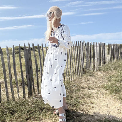 robe longue ultra bohème en coton blanc broderie bleu