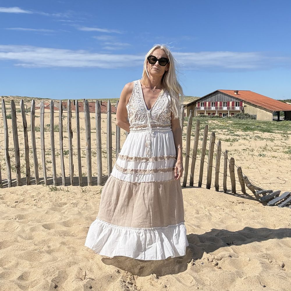 robe longue sans manche en coton beige et blanc