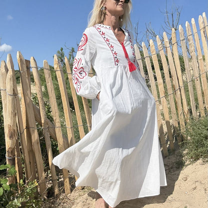robe blanche longue et manche longue en coton brodé